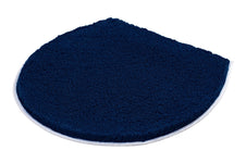 Halbrunde, dunkelblaue Badematte mit weißem Rand auf weißem Grund