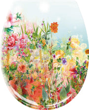 WC-Sitz mit buntem Blumenfeld und  hellem Himmel vor Weiß-