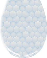 Hellblauer WC-Sitz mit geometrischem Hexagonmuster auf Weiß.