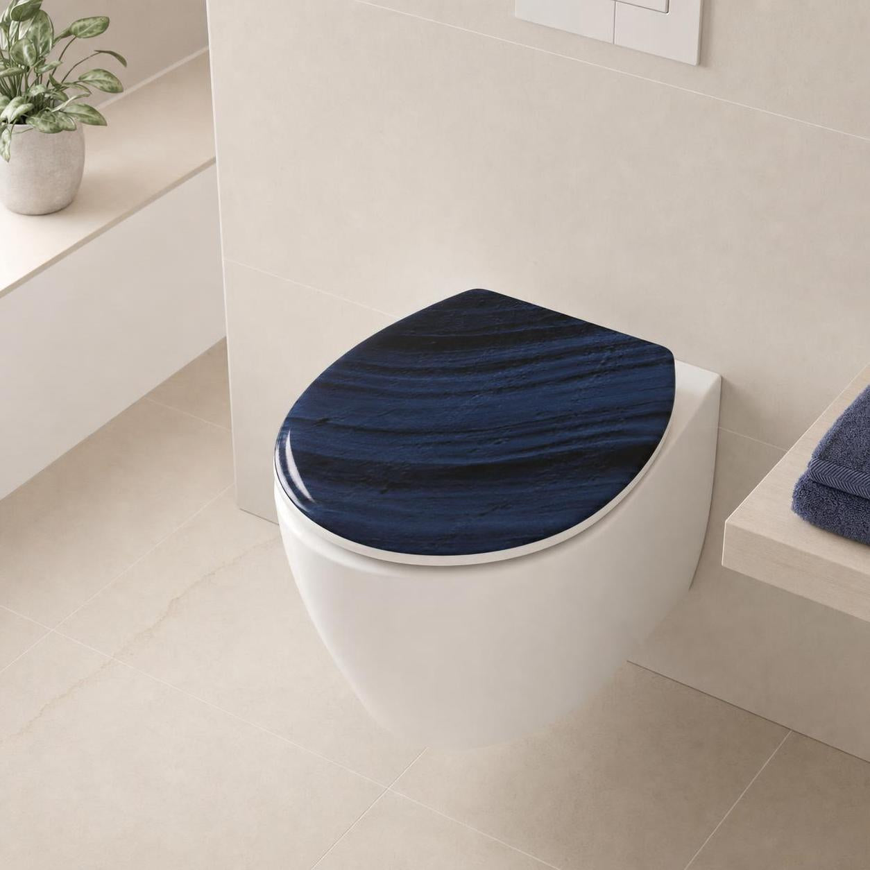 Ein wandhängendes WC mit dunkelblauem Holzdekor-Sitz im hellen Bad.
