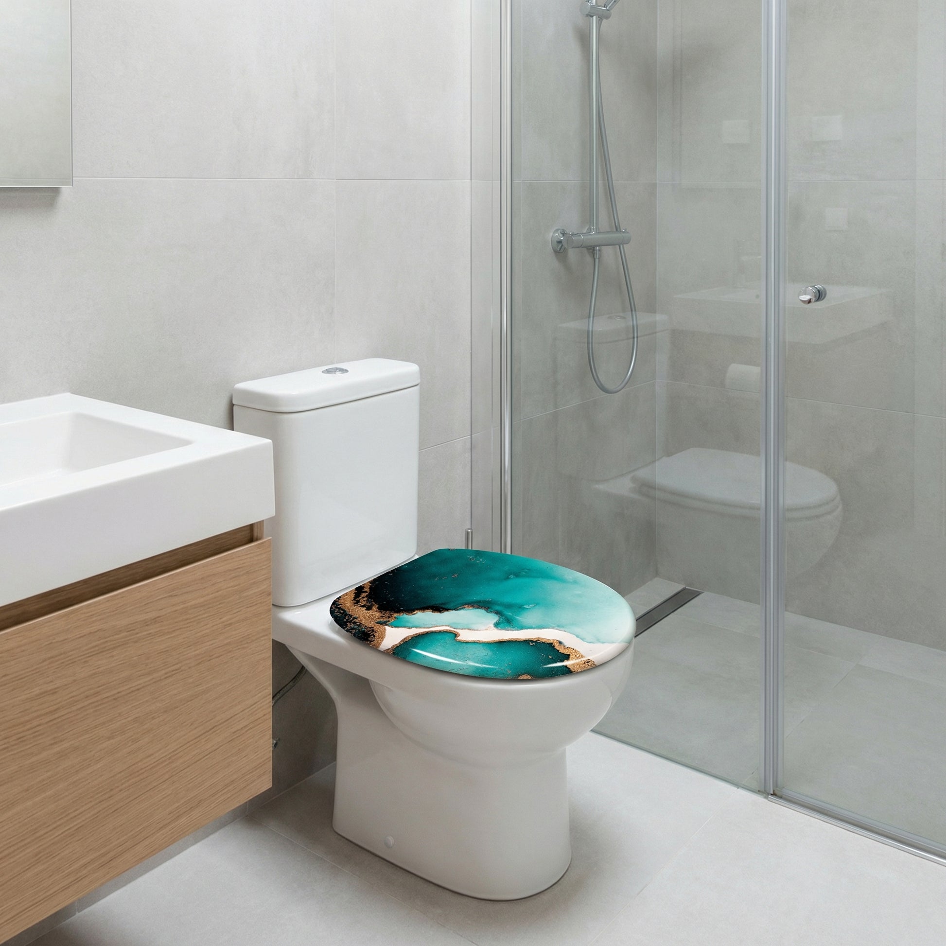 Modernes Bad mit WC und türkis-goldenem Toilettensitz vor Dusche