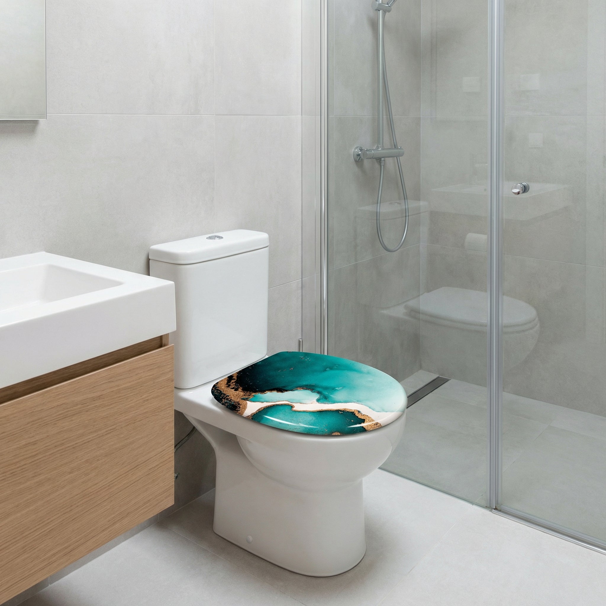 Modernes Bad mit WC und türkis-goldenem Toilettensitz vor Dusche