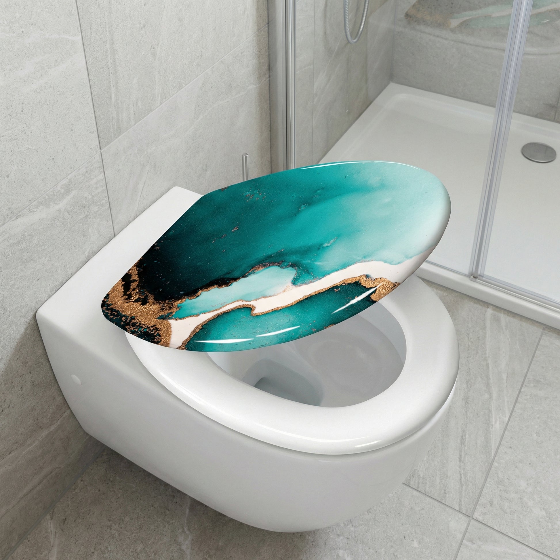 Wandhängendes WC mit türkis-marmoriertem Toilettensitz im modernen Bad