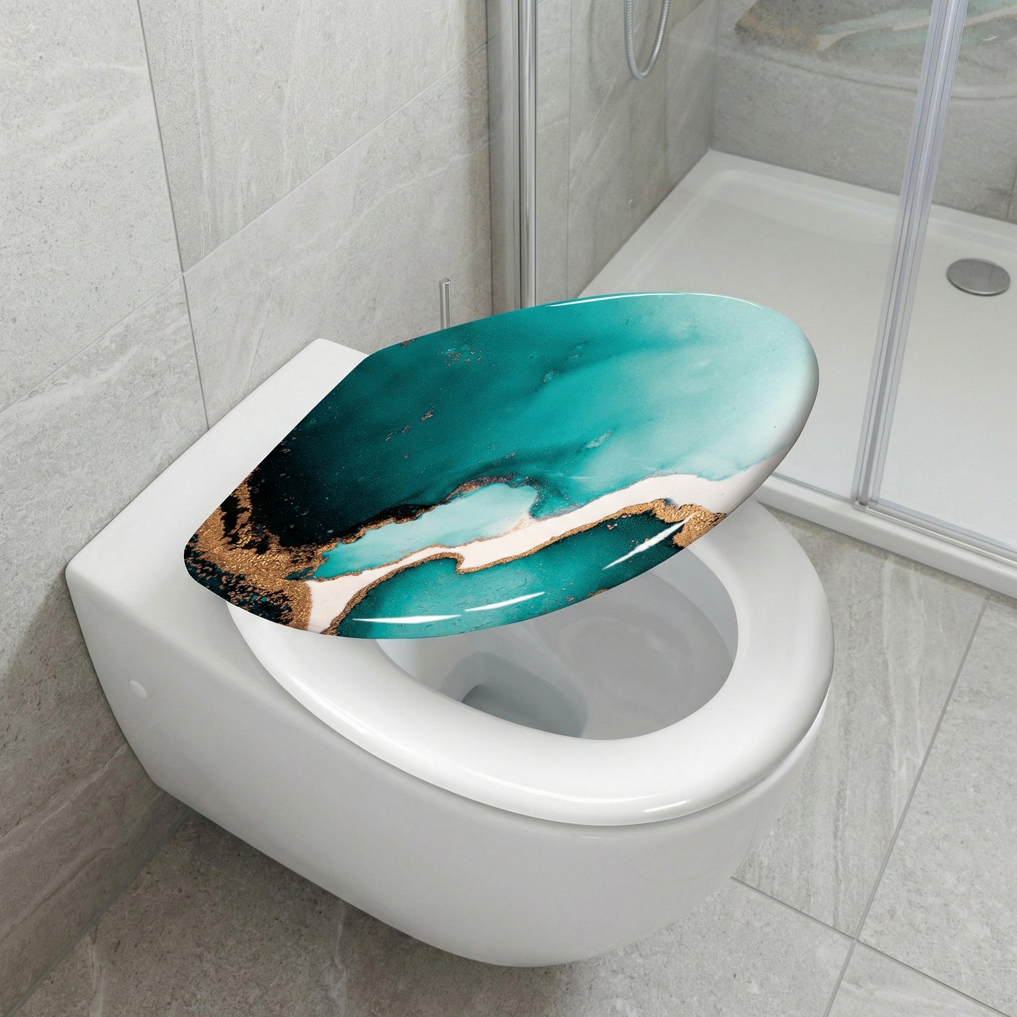 Wandhängendes WC mit türkis-marmoriertem Toilettensitz im modernen Bad
