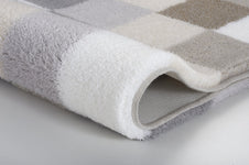 Flauschiger, weicher Badteppich mit Karos in Grau, Beige und Weiß