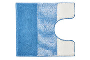 Blau-weißer WC-Vorleger mit Streifenmuster und Ausschnitt.