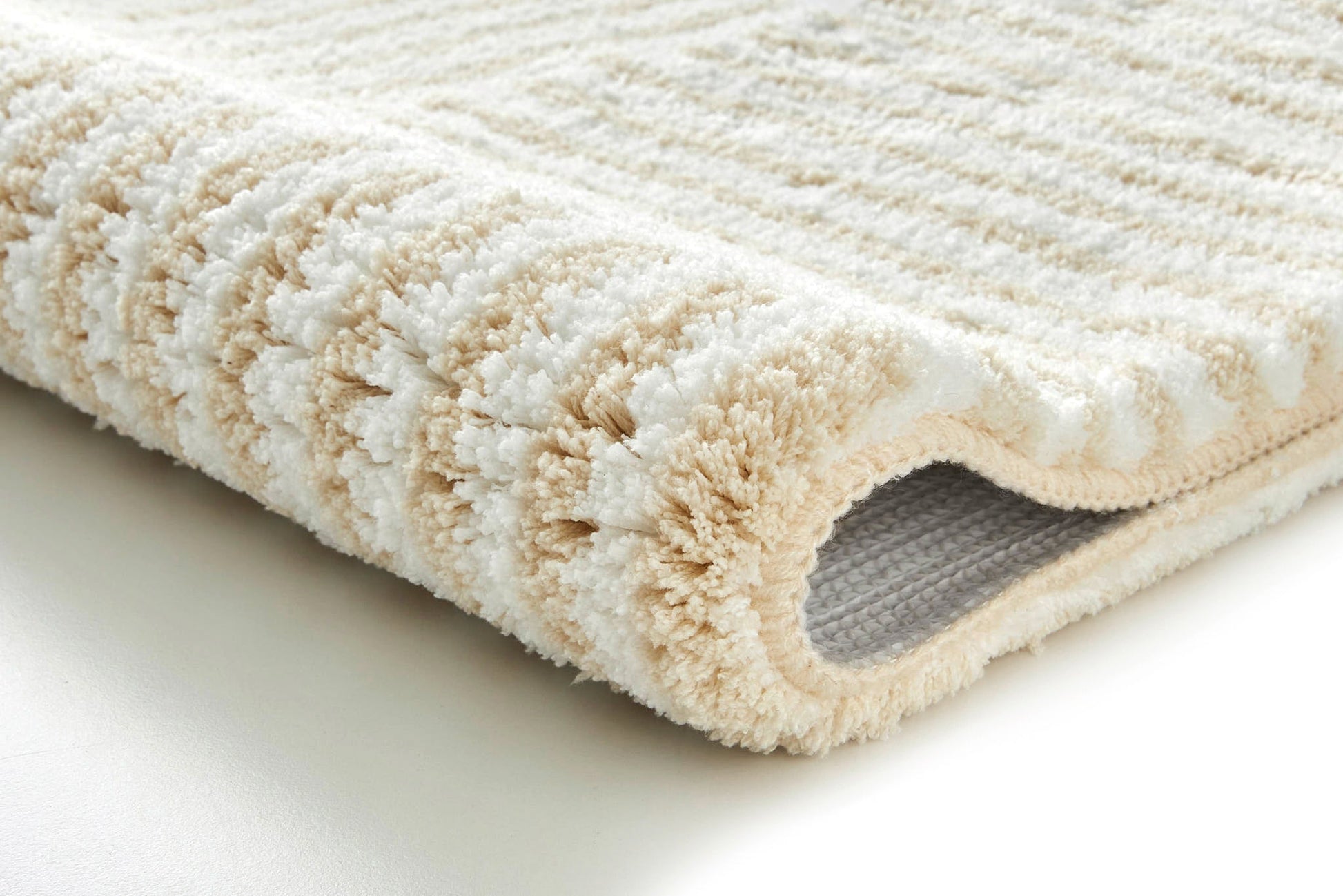 Nahaufnahme des WC-Vorlegers CHELSEA in Sandbeige mit weicher, strukturierter Oberfläche.