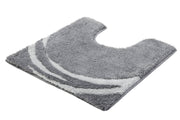 WC-Vorleger MYSTIC Anthrazit 55x55 cm mit Ausschnitt und geschwungenem Muster liegt auf dem Boden.