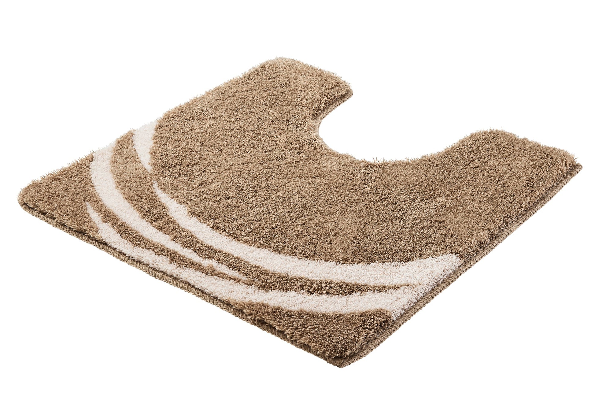 WC-Vorleger Mystic in Taupe mit Ausschnitt und weißem Wellenmuster liegt auf weißem Untergrund.
