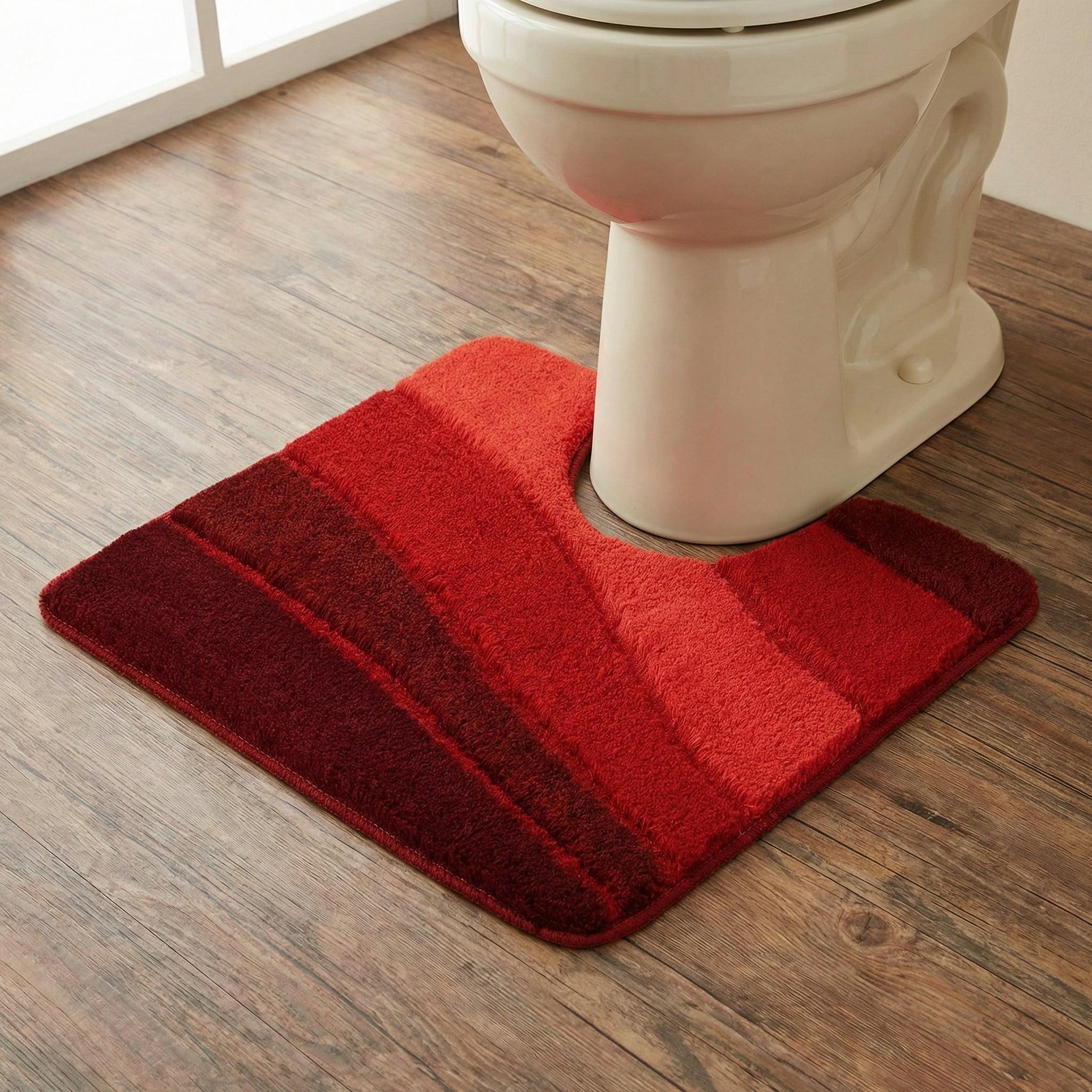Roter WC-Vorleger mit Farbverlauf um weißen Toilettensockel auf Holzboden