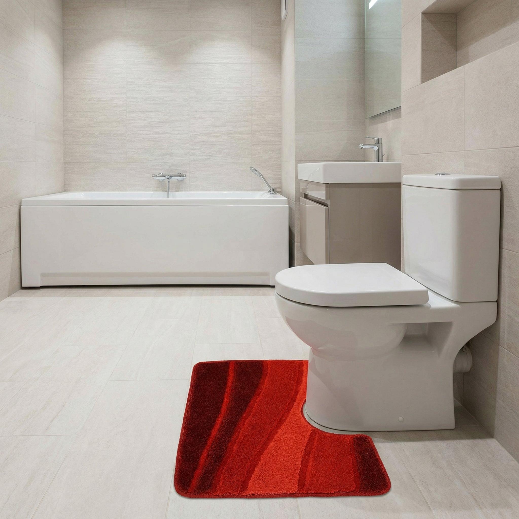 Modernes Bad mit Badewanne, WC, Waschbecken und rotem Badteppich