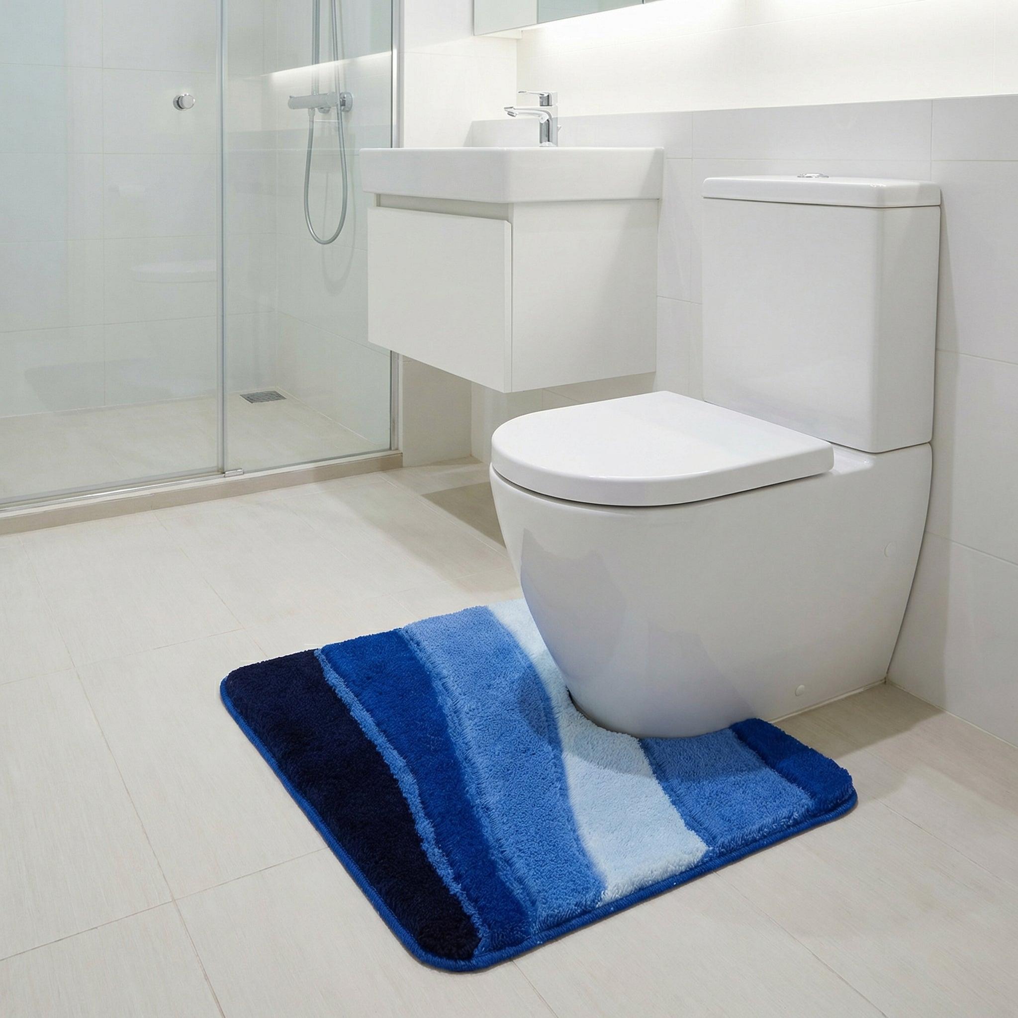 Blaue gestreifte Badematte vor weißem WC in modernem Bad mit Dusche