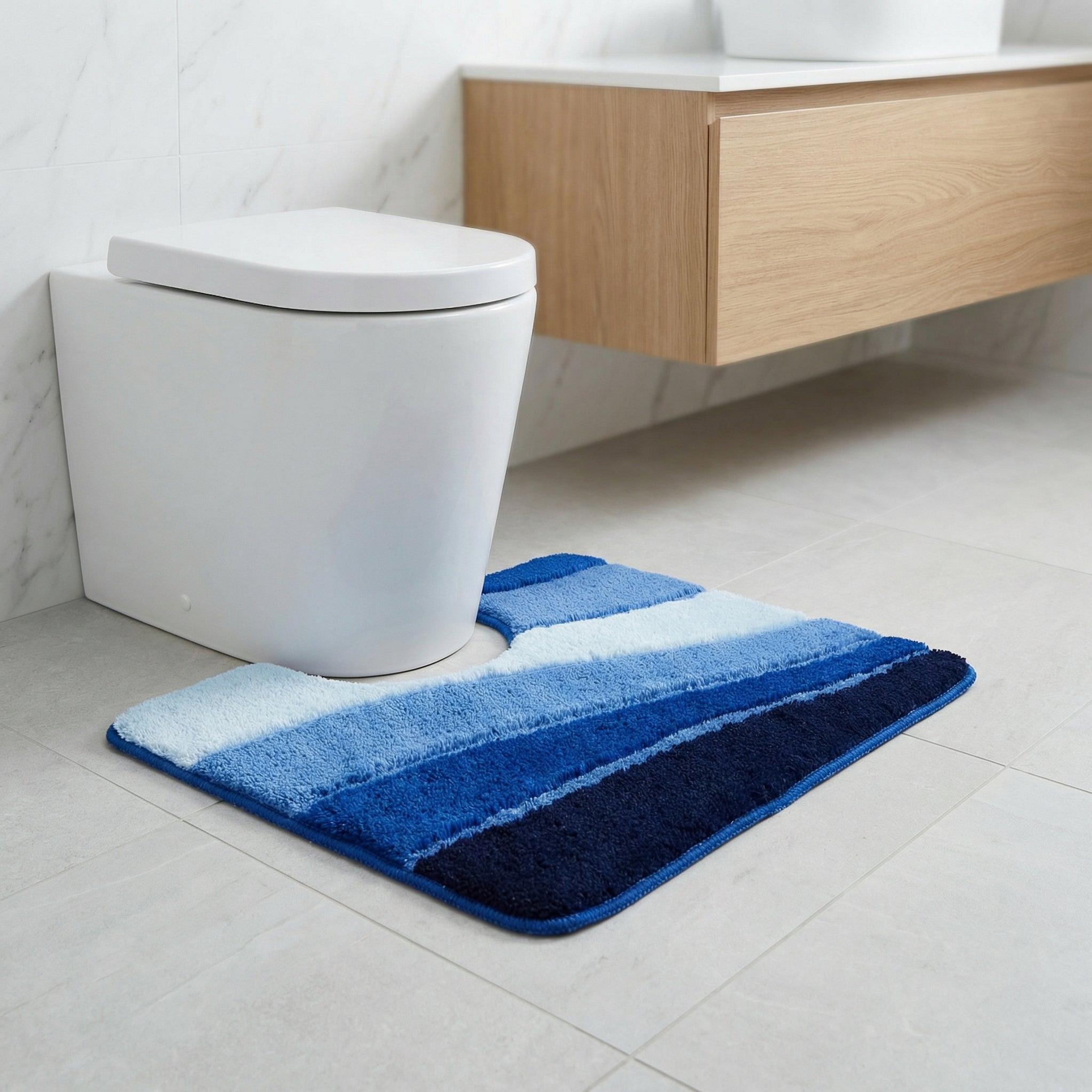 Blau gestreifte WC-Badematte vor modernem weißen Wand-WC im Badezimmer