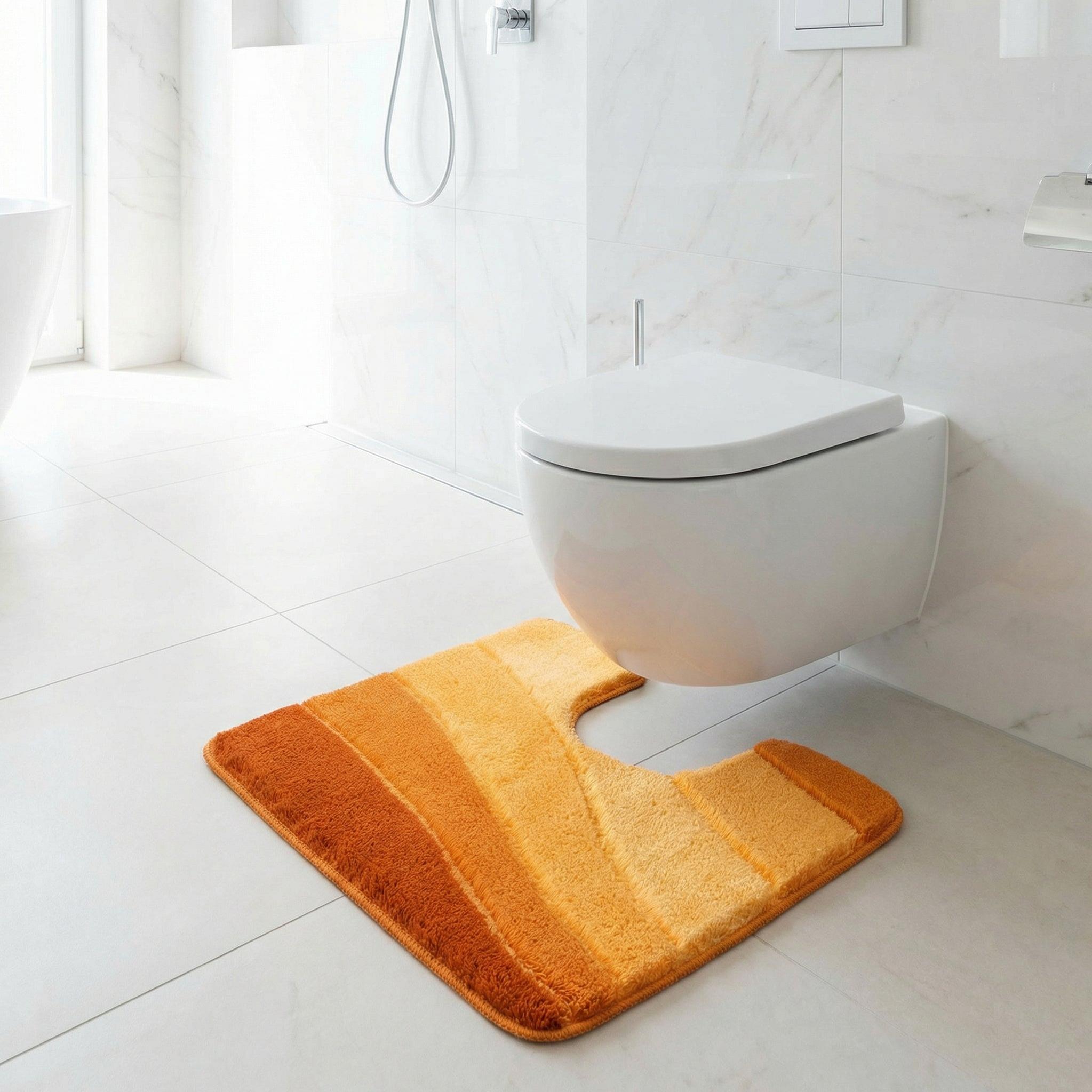 Orange-gelb gestreifte WC-Vorlage aus Hochflor vor Wand-WC im Bad