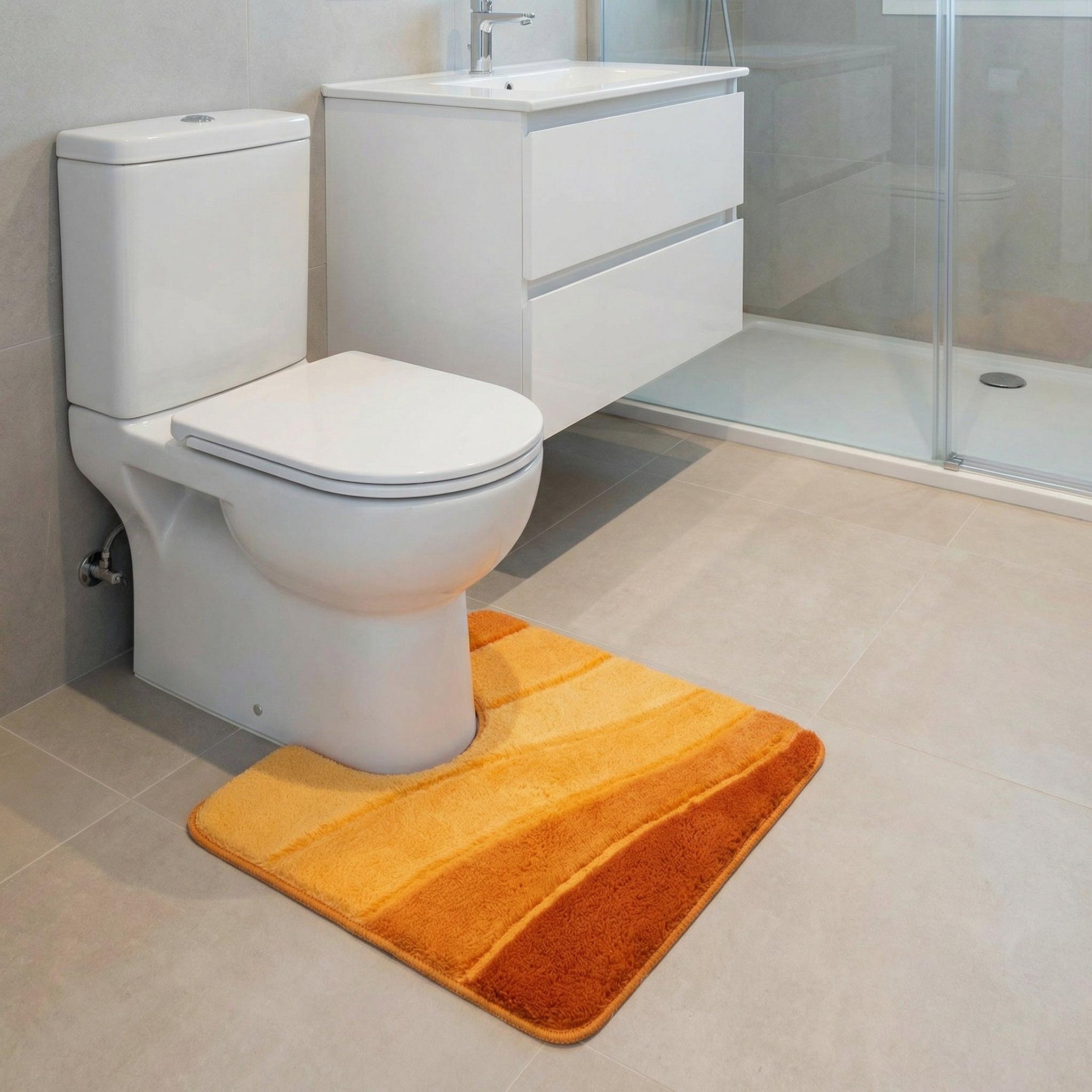 Modernes Bad mit WC, Dusche und gelb-orange gemusterter Badematte
