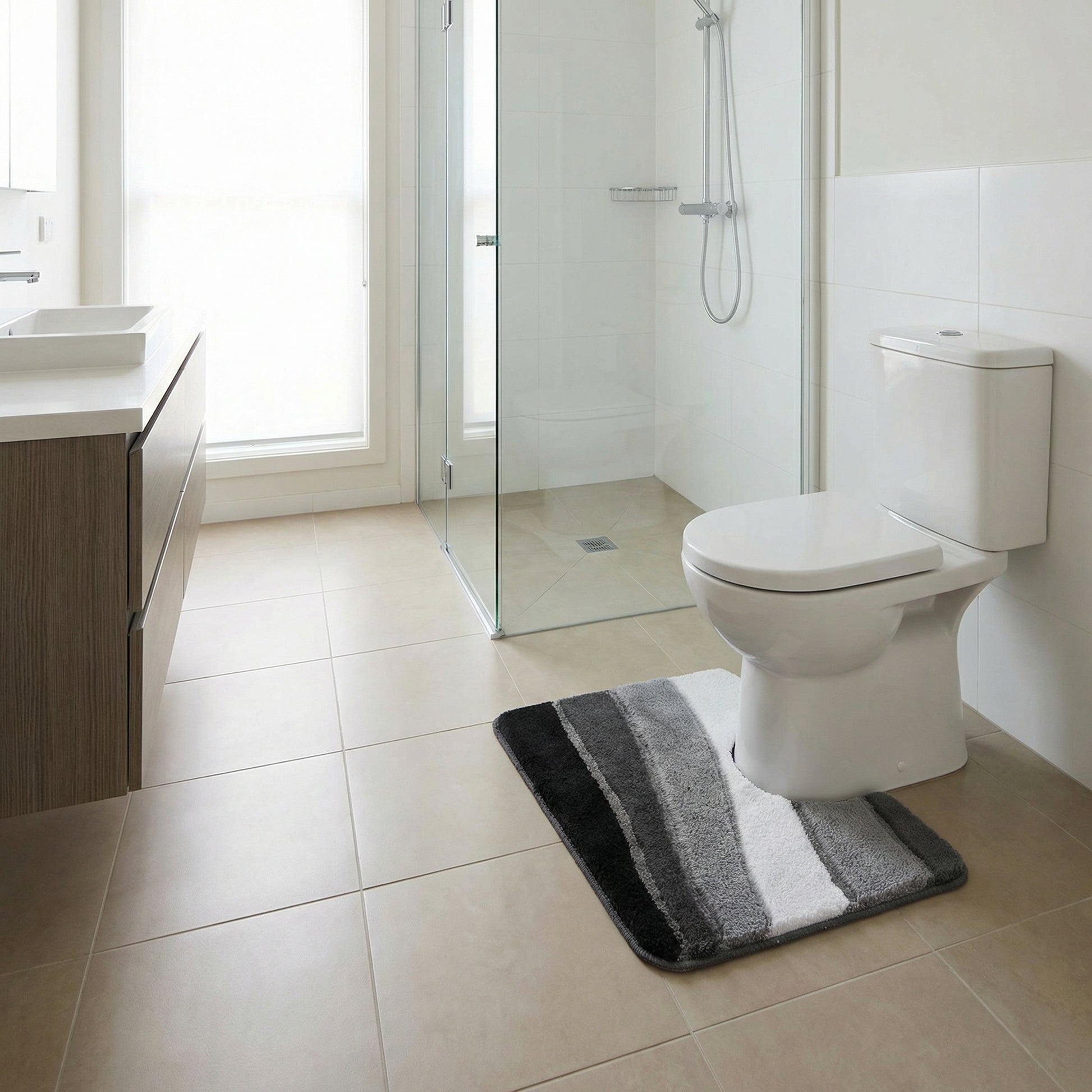 Modernes Badezimmer mit Toilette, Dusche und gestreifter Badematte