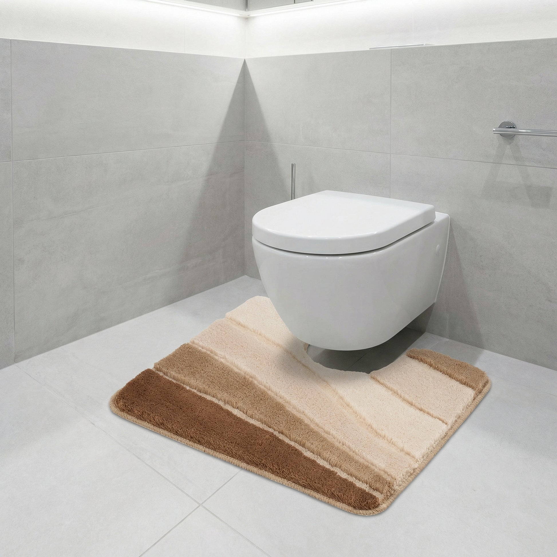 Beige-brauner WC-Teppich vor wandhängendem WC in hellgrauem Bad