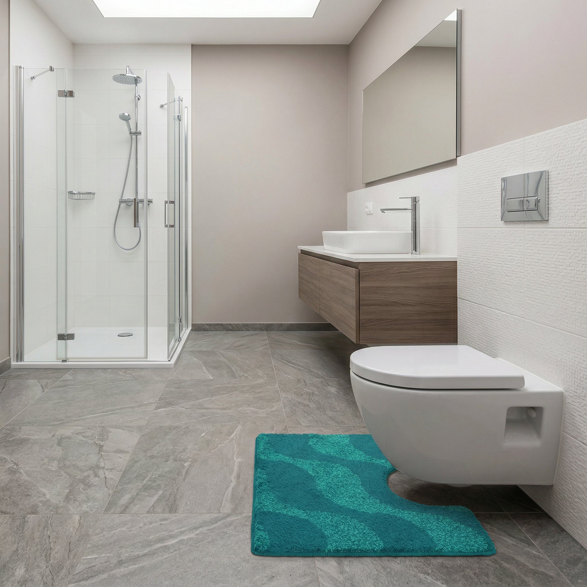 Modernes Bad mit Dusche, Wand-WC, Waschtisch und türkiser Badematte