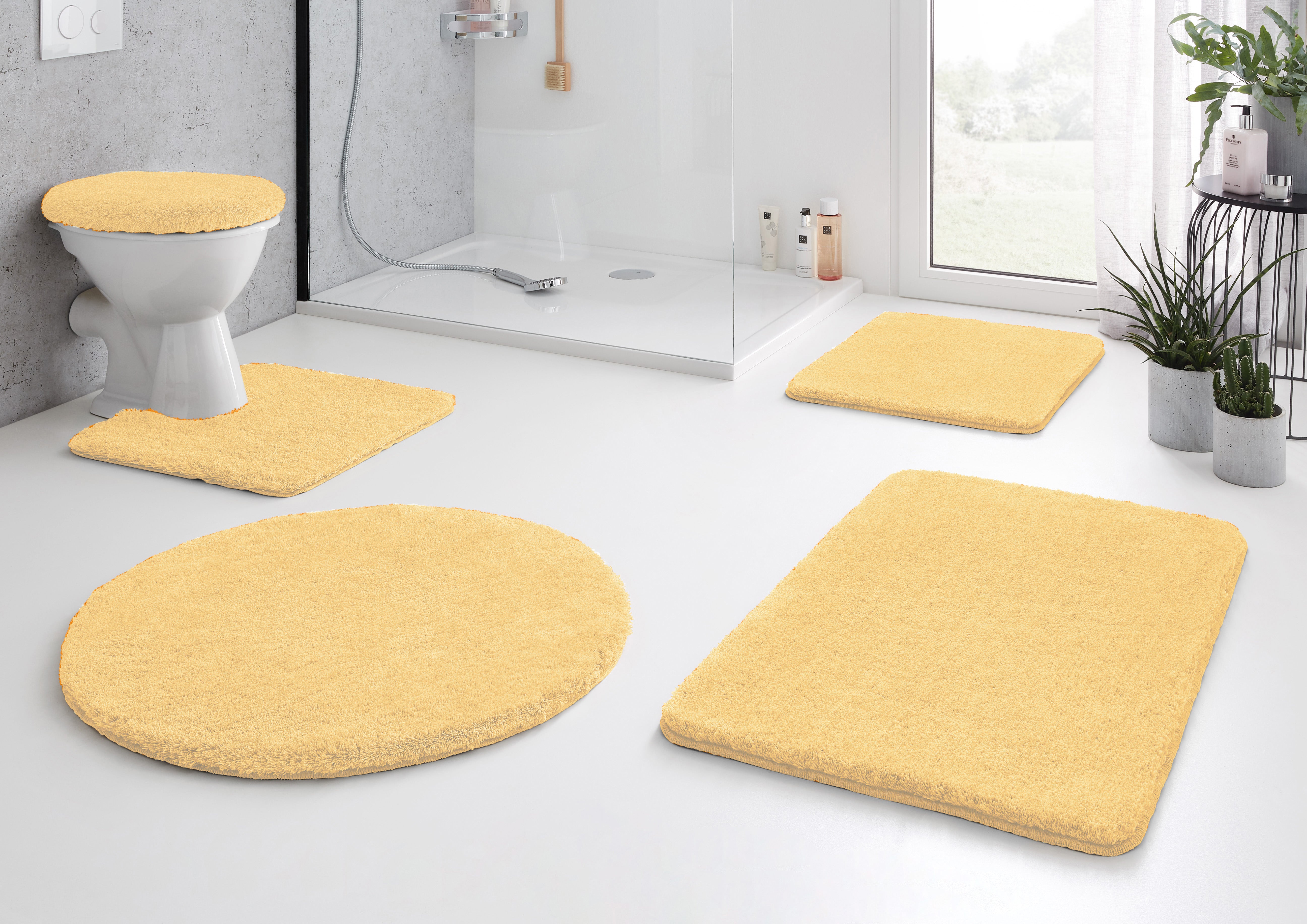 Gelbes Badteppich-Set mit WC-Deckelbezug in hellem, modernem Bad