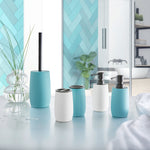 Türkis-weißes Badset vor hellblauer Badezimmerwand mit Pflanzen dekoriert