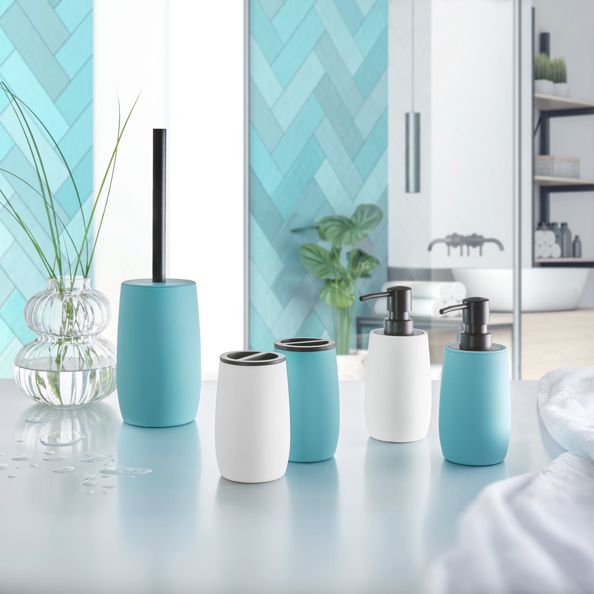 Zahnbürstenhalter DAILY Mauritius in Türkis und Weiß im modernen Badezimmer mit passenden Badaccessoires.