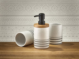 Keramik-Seifenspender und zwei Becher im skandinavischen Design-Look