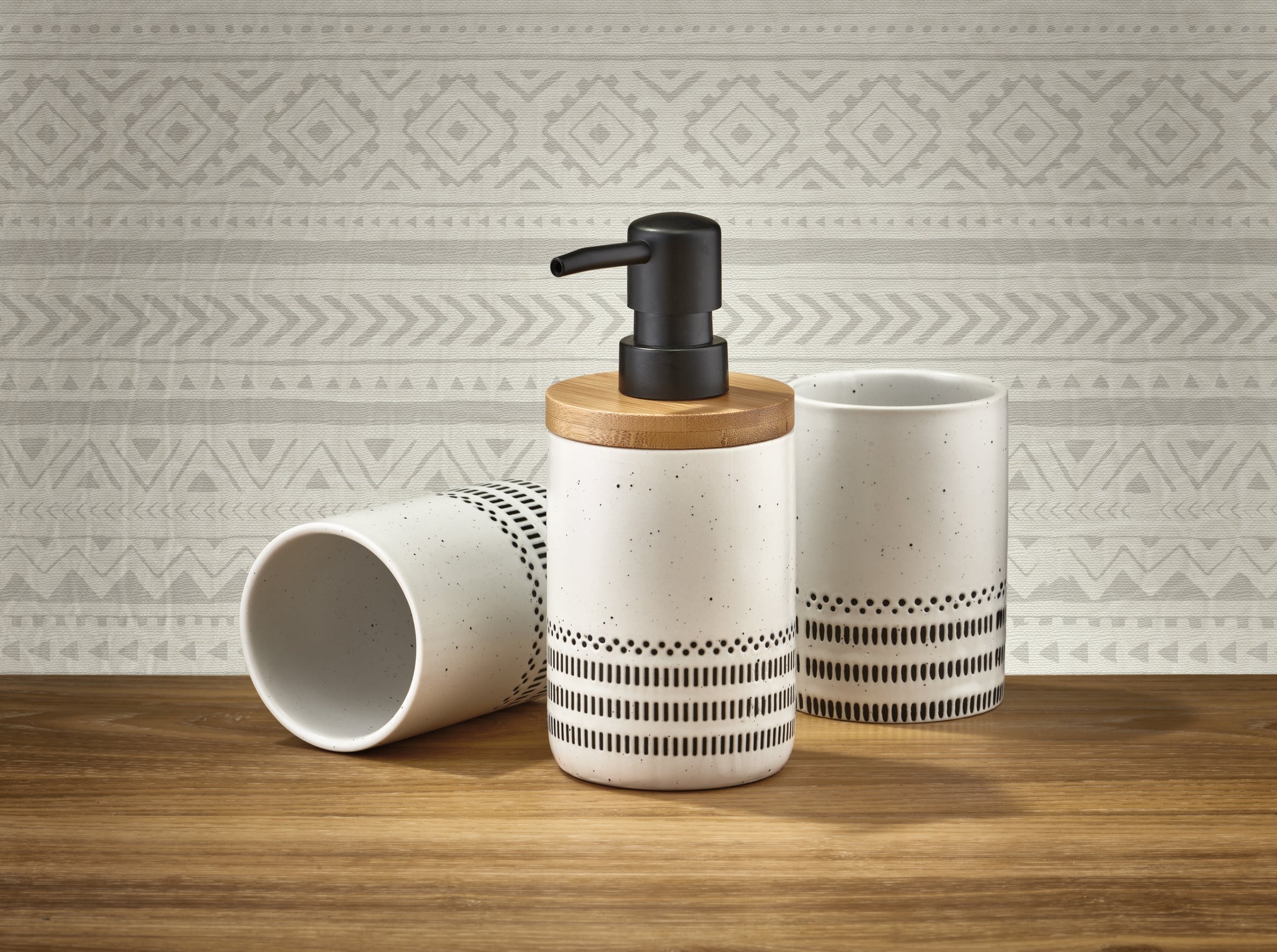 Keramik-Seifenspender und zwei Becher im skandinavischen Design-Look