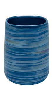 Zahnputzbecher ARGENTIC Mare aus blau gestreifter Keramik steht vor weißem Hintergrund.