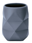 Grauer Zahnputzbecher mit geometrischer, facettierter Struktur außen