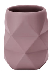 Zahnputzbecher CRACKLE Rouge steht als rosafarbener Becher mit facettierter Oberfläche im Bild.