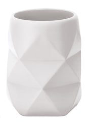Zahnputzbecher CRACKLE Weiß steht mit facettierter Oberfläche vor weißem Hintergrund.
