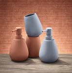 Vier Seifenspender in Terrakotta und Hellblau auf Holztisch stehend