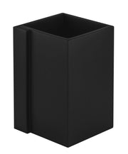 Zahnputzbecher GERRY in Schwarz steht freistehend mit eckiger Form vor weißem Hintergrund.