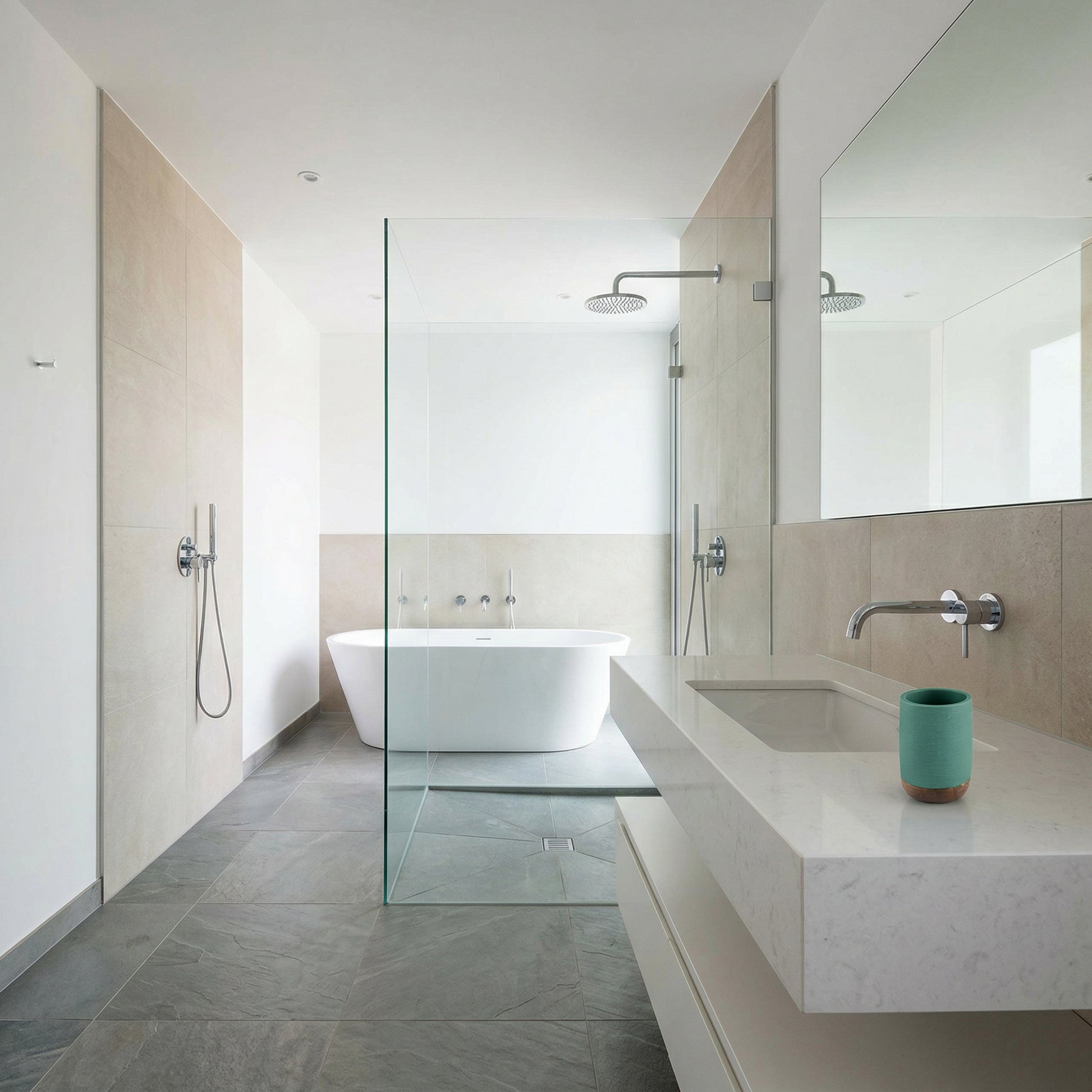 Modernes Bad mit freistehender Wanne, Regendusche und Waschtisch