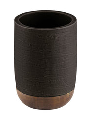 Der Zahnputzbecher HARPER Schwarz steht mit Holzfuß einzeln vor weißem Hintergrund.