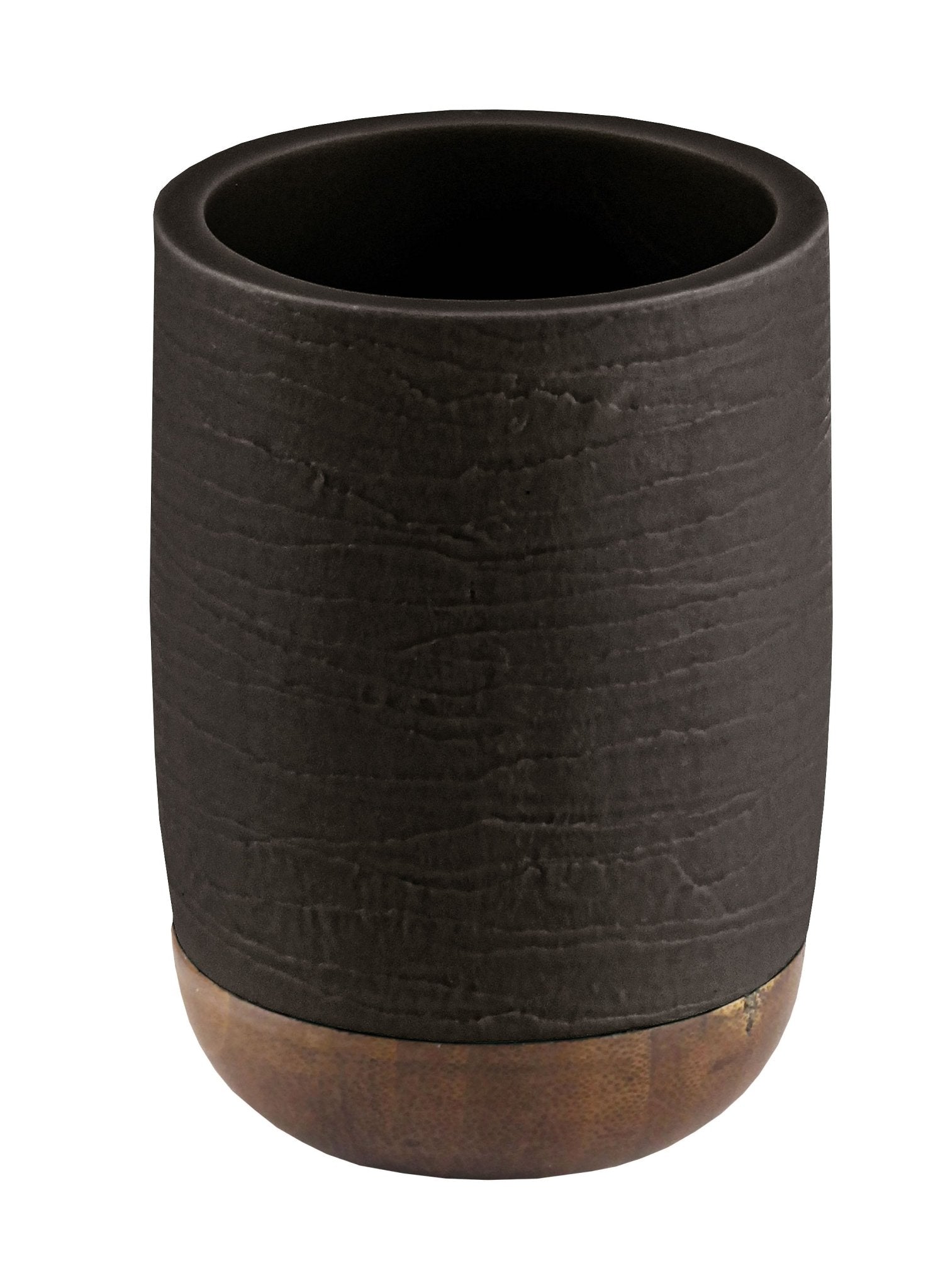 Der Zahnputzbecher HARPER Schwarz steht mit Holzfuß einzeln vor weißem Hintergrund.