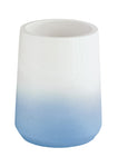 Weiß-blauer Zahnputzbecher auf weißem Hintergrund.