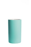 Türkisfarbener, zylindrischer Zahnputzbecher aus Keramik, freigestellt