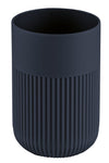 Dunkelblauer, moderner Becher mit geriffelter Oberfläche fürs Bad