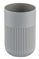 Grauer Zahnputzbecher mit geriffelter Oberfläche im unteren Bereich