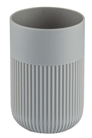 Grauer Zahnputzbecher mit geriffelter Oberfläche im unteren Bereich