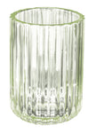 Transparentes, geriffeltes Glas mit grünlichem Rand vor weißem Hintergrund.