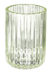 Transparentes, geriffeltes Glas mit grünlichem Rand vor weißem Hintergrund.