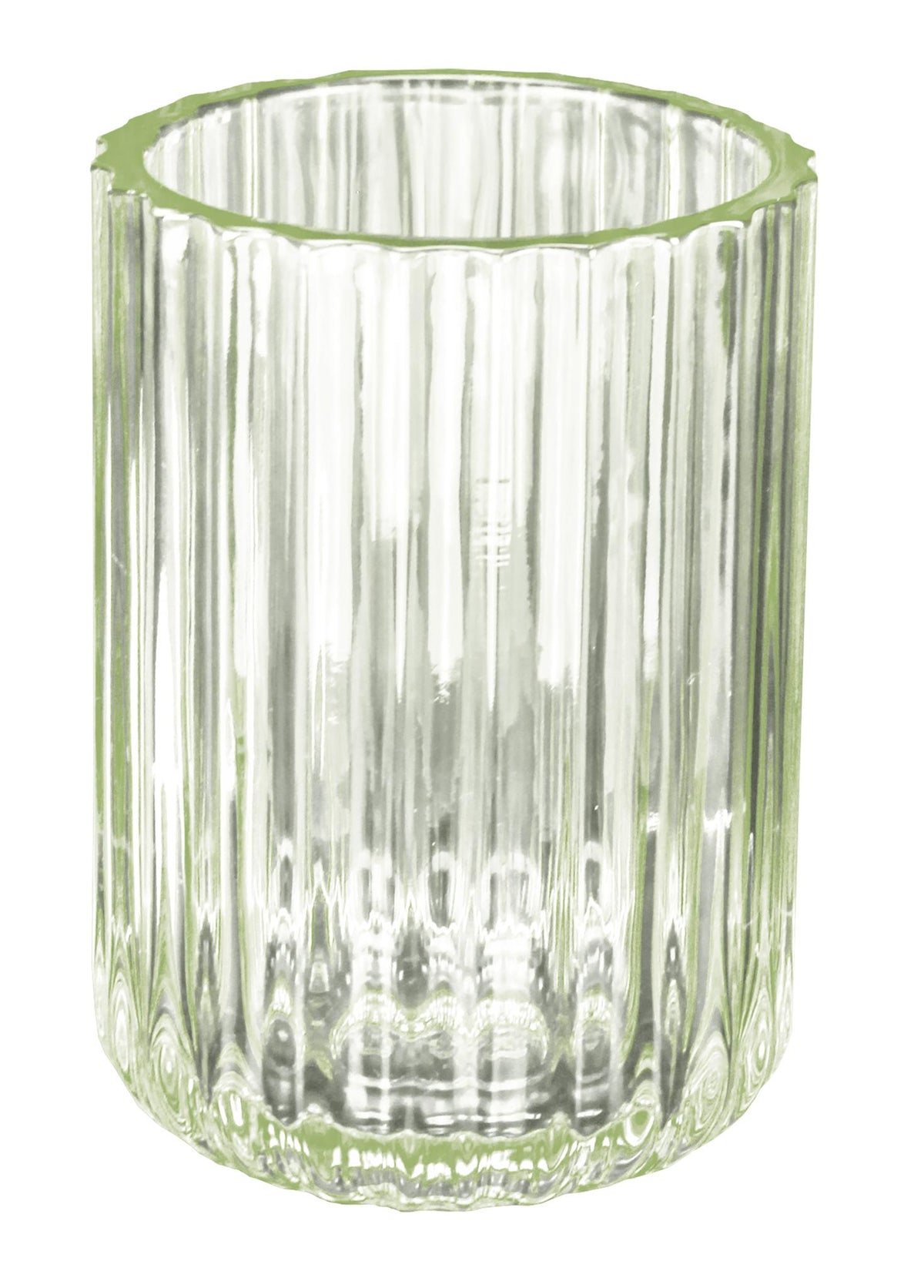 Transparentes, geriffeltes Glas mit grünlichem Rand vor weißem Hintergrund.