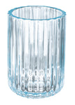 Hellblaues geriffeltes Glasgefäß in zylindrischer Form auf weißem Grund.