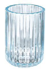 Hellblaues geriffeltes Glasgefäß in zylindrischer Form auf weißem Grund.