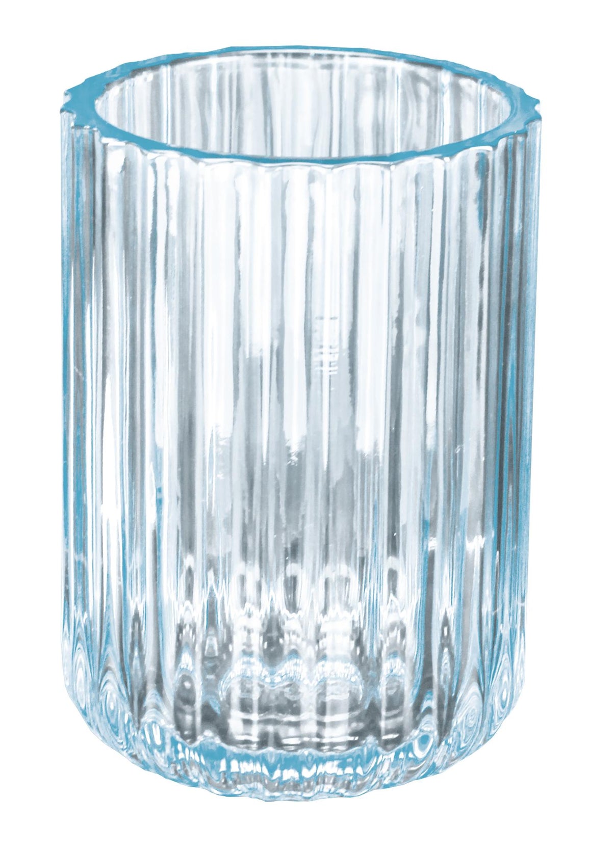Hellblaues geriffeltes Glasgefäß in zylindrischer Form auf weißem Grund.
