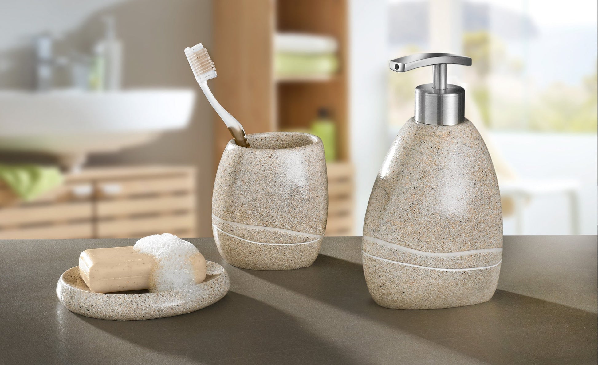 Beiges Badset mit Seifenspender, Becher, Zahnbürste und Seifenschale