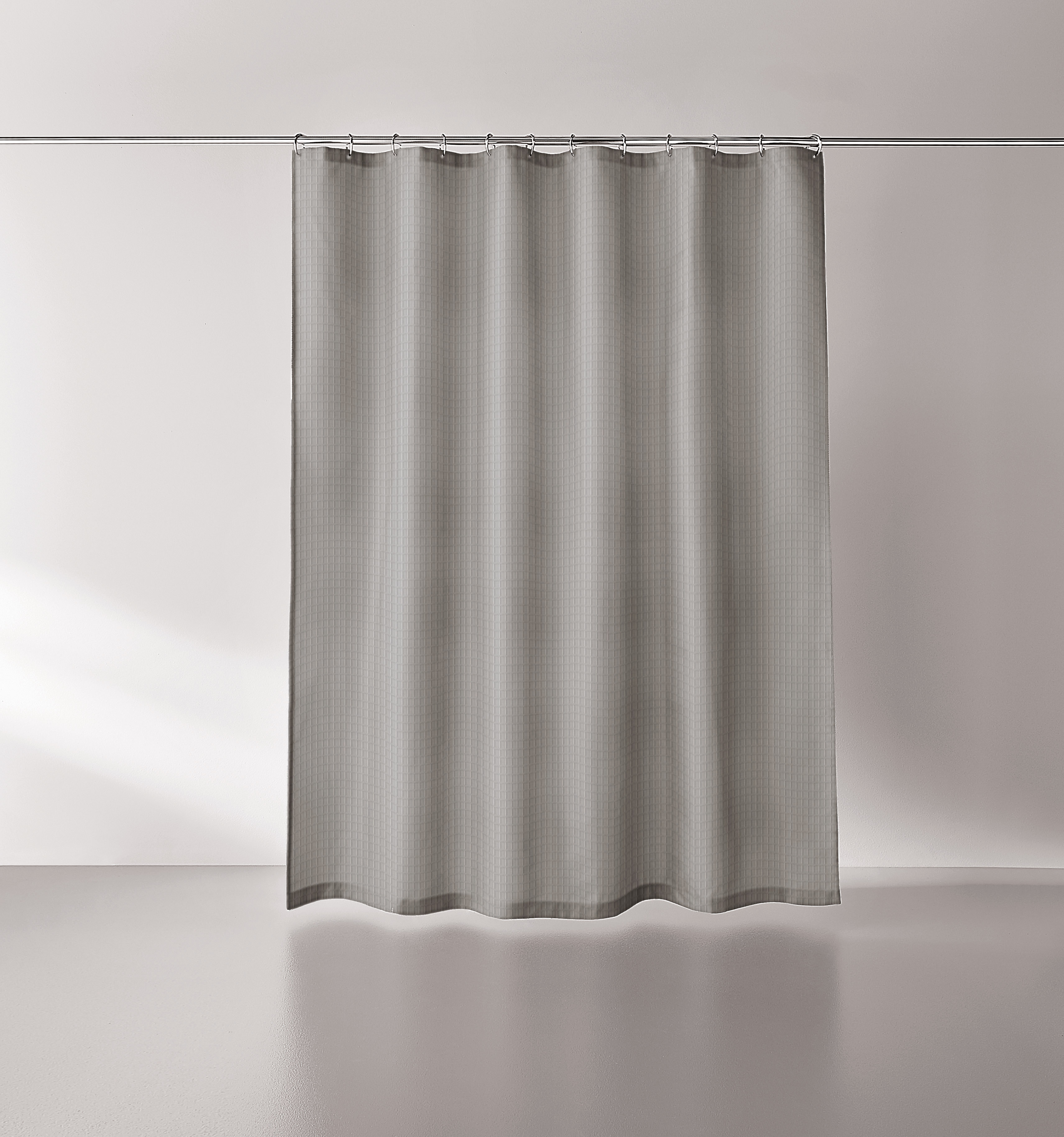 Grauer Duschvorhang mit dezentem Muster, schlichtes Design, ideal für moderne Badezimmer.