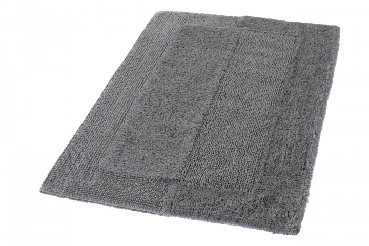 Grauer Badezimmerteppich mit rechteckigem Design und verschiedenen Texturen für eine stilvolle und komfortable Badezimmerdekoration.
